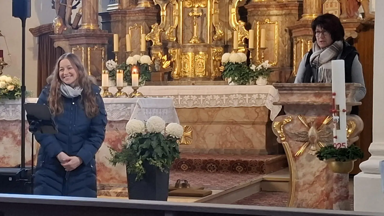 Pianistin Iryna Hermann, Sängerin Melanie Dotzler und PGR-Sprecherin Karin Amann (Bild: Katharina Amann)