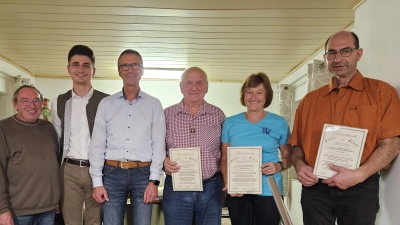 von links: Wirt Christian Bär, Ben Luber, Bgm. Peter Achatzi, Hans Pirner, Karin Bleisteiner und Rudi Kohler (Bild: Margarete Winter )