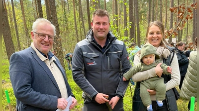 Oberbürgermeister Andreas Feller gratulierte den jungen Familien und unterstützte sie tatkräftig beim Pflanzen. (Bild: Andreas Hofmeister)