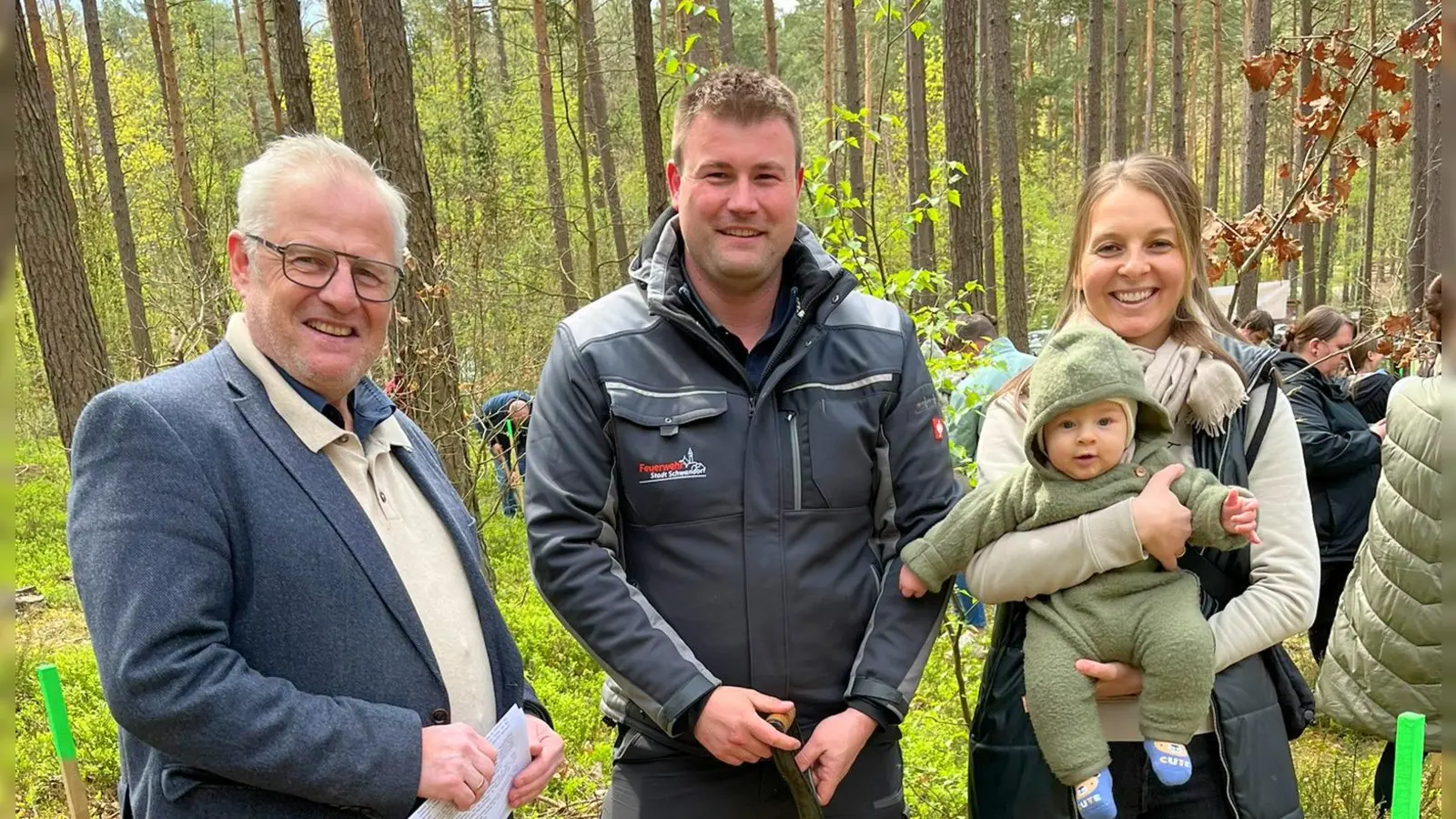 Oberbürgermeister Andreas Feller gratulierte den jungen Familien und unterstützte sie tatkräftig beim Pflanzen. (Bild: Andreas Hofmeister)