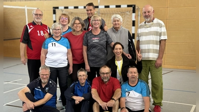 Teilnehmer des Flugball-Lehrgangs in Waldsassen. Von links nach rechts: Erste Reihe (vorn): Andreas Schnurrer, Tine Hechenberger, Wolfgang Hunsperger, Iris Heinrich, Renee Schubert. Zweite Reihe (Mitte): Margarete Euwens-Albrecht, Susanne Ziegert, Gudrun Stauber, Renate Goblirsch, Roland Heinrich. Dritte Reihe (hinten): Horst Helge Döll, Martina Schnurrer, Jörg Ziegert. (Bild: Iris Heinrich)