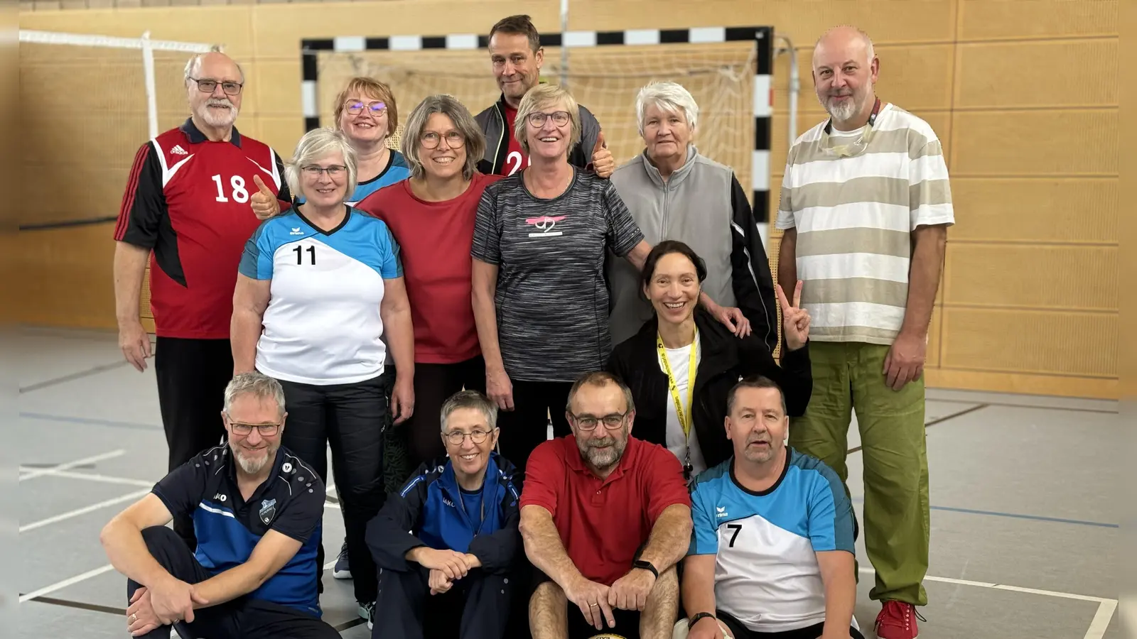 Teilnehmer des Flugball-Lehrgangs in Waldsassen. Von links nach rechts: Erste Reihe (vorn): Andreas Schnurrer, Tine Hechenberger, Wolfgang Hunsperger, Iris Heinrich, Renee Schubert. Zweite Reihe (Mitte): Margarete Euwens-Albrecht, Susanne Ziegert, Gudrun Stauber, Renate Goblirsch, Roland Heinrich. Dritte Reihe (hinten): Horst Helge Döll, Martina Schnurrer, Jörg Ziegert. (Bild: Iris Heinrich)