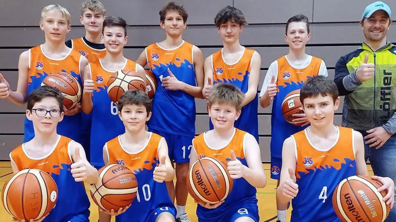 Das Basketball-Team aus Nabburg: (hinten von links) Luis Bodensteiner, Paul Meller, Jonas Schwarz, Jonathan Bock, Fabian Zeitler, Sebastian Stümpfl und Betreuer Wolfgang Malzer; (vorne von links) Matthias Plößl, Julius Brunner, Johannes Ott und Vincent Riedl.  (Bild: Barbara Meier/exb)