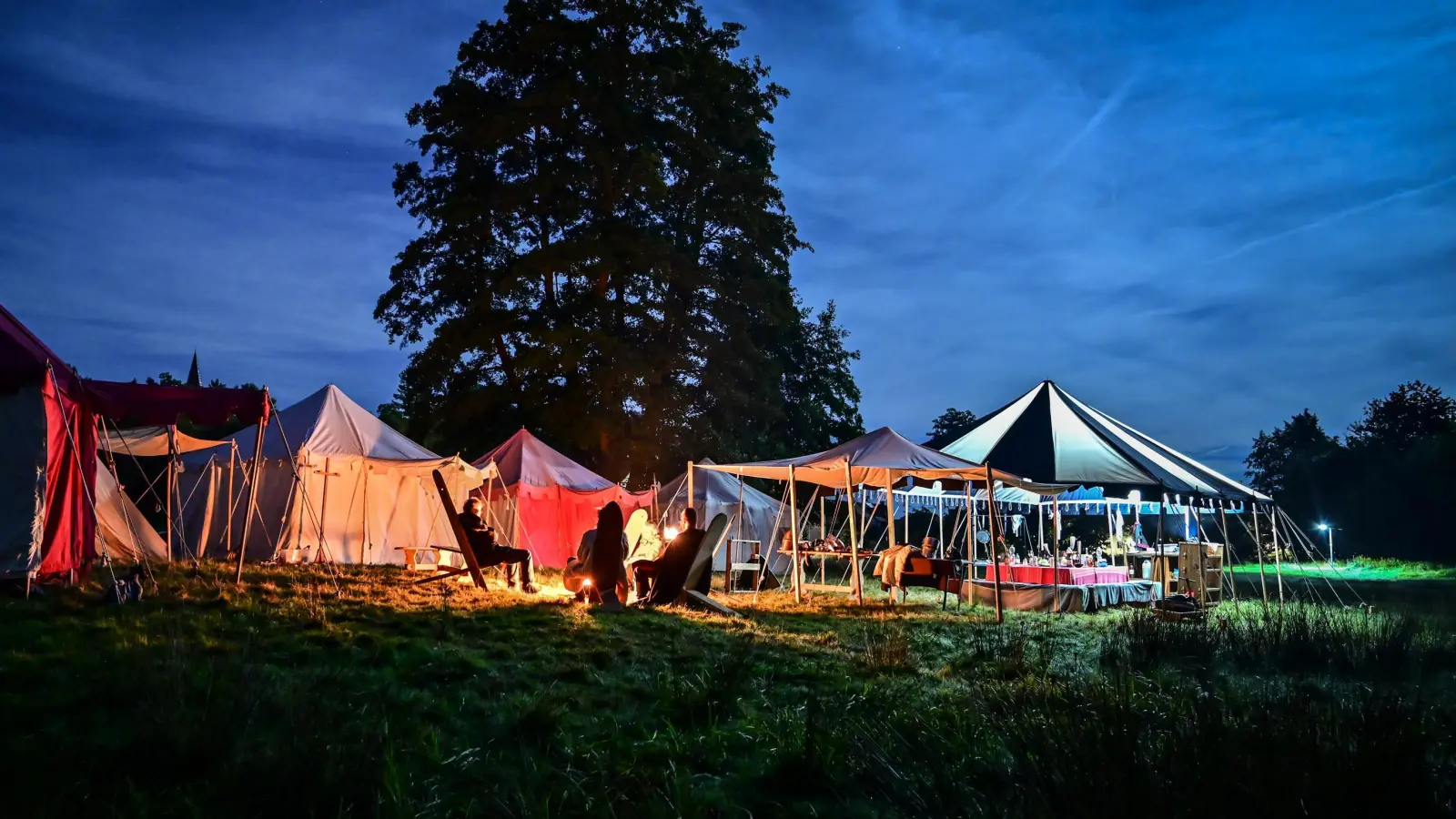 Abendliche Stimmung am Lagerfeuer (Bild: Siegfried Steinkohl)