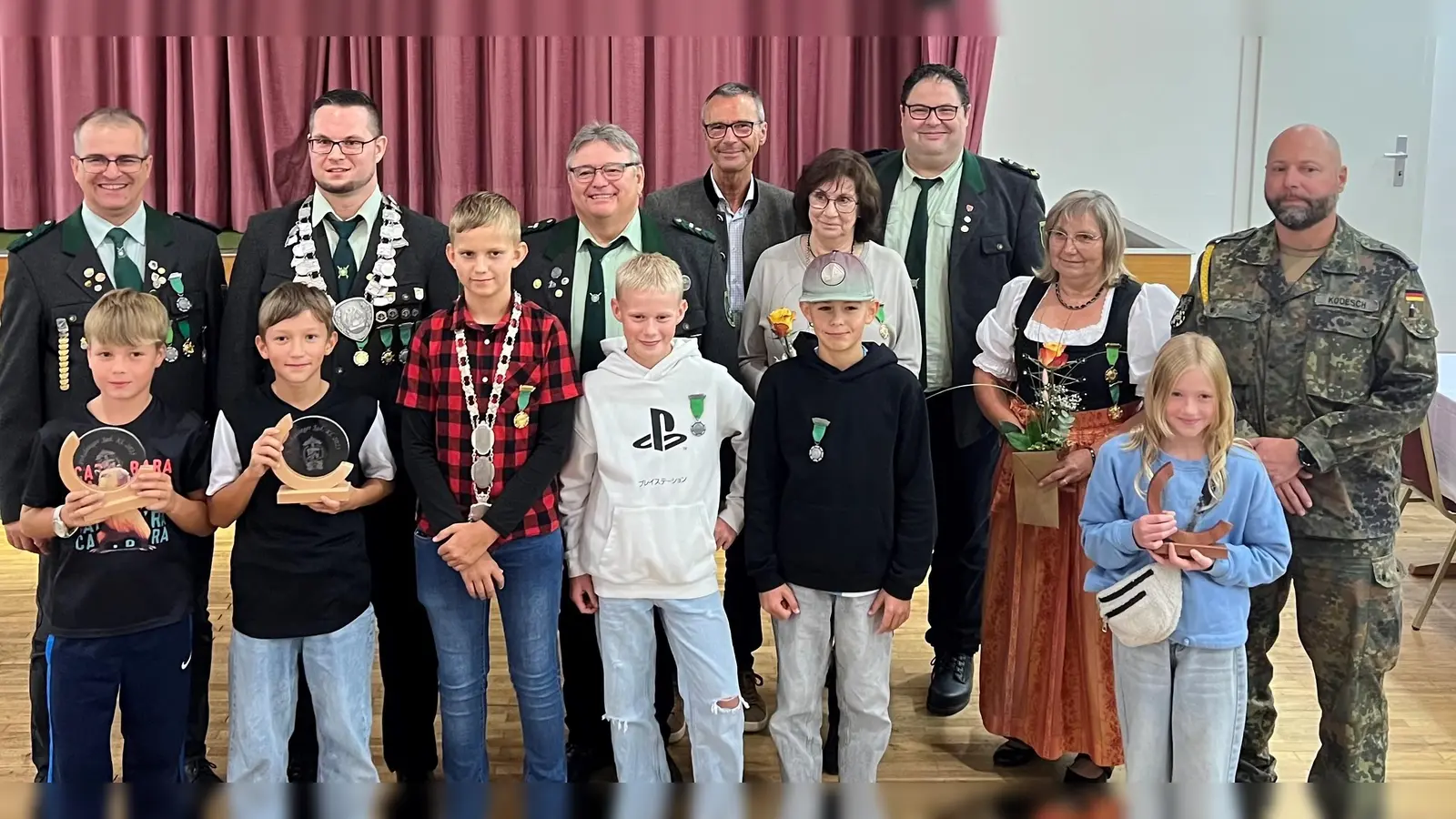 Die neuen Würdenträger der Schützengesellschaft 1912 Neukirchen mit Schützenkönig Christian Kopp (2 Reihe, 2 v.L.), Jugendkönig Moritz Nißlein (1 Reihe 3 v.L.), Schützenliesel Roswitha Richter (2 Reihe, 3 v.R.), Bürgermeister Peter Achatzi (Bildmitte) und Stabsfeldwebel Michael Kodesch (rechts) (Bild: Thomas Scharrer)