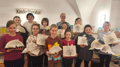 Stolz zeigen die Kinder die Ergebnisse des Workshops. Hinten rechts Büchereileiterin Maria Klobes-Martin, links Expertin Christine Simmel. (Bild: Christine Simmel)