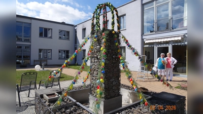 Osterbrunnen mit Krone im Innenhof des Oberviechtacher Alten- und Pflegeheimes. (Bild: Michaela Mösbauer)