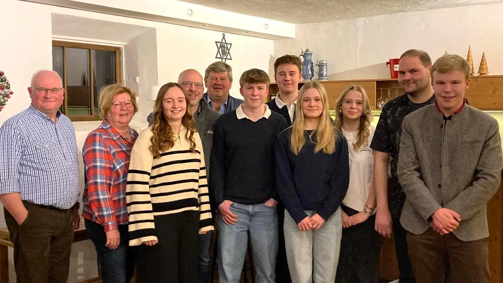Zufrieden mit dem Ergebnis der Bestätigung der Wahl stellen sich die Vorstandschaft und die Vorsitzenden der Unionsfamilie zu einem Gruppenfoto. (Bild: Wolfgang Würschinger)