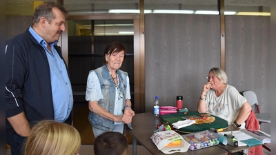 Im Gespräch: 1. Bürgermeister Reinhard Kreuzer mit José van Pamelen-Hagenaars (Mitte) und einer Kursteilnehmerin. (Bild: Nicole Rochelt)