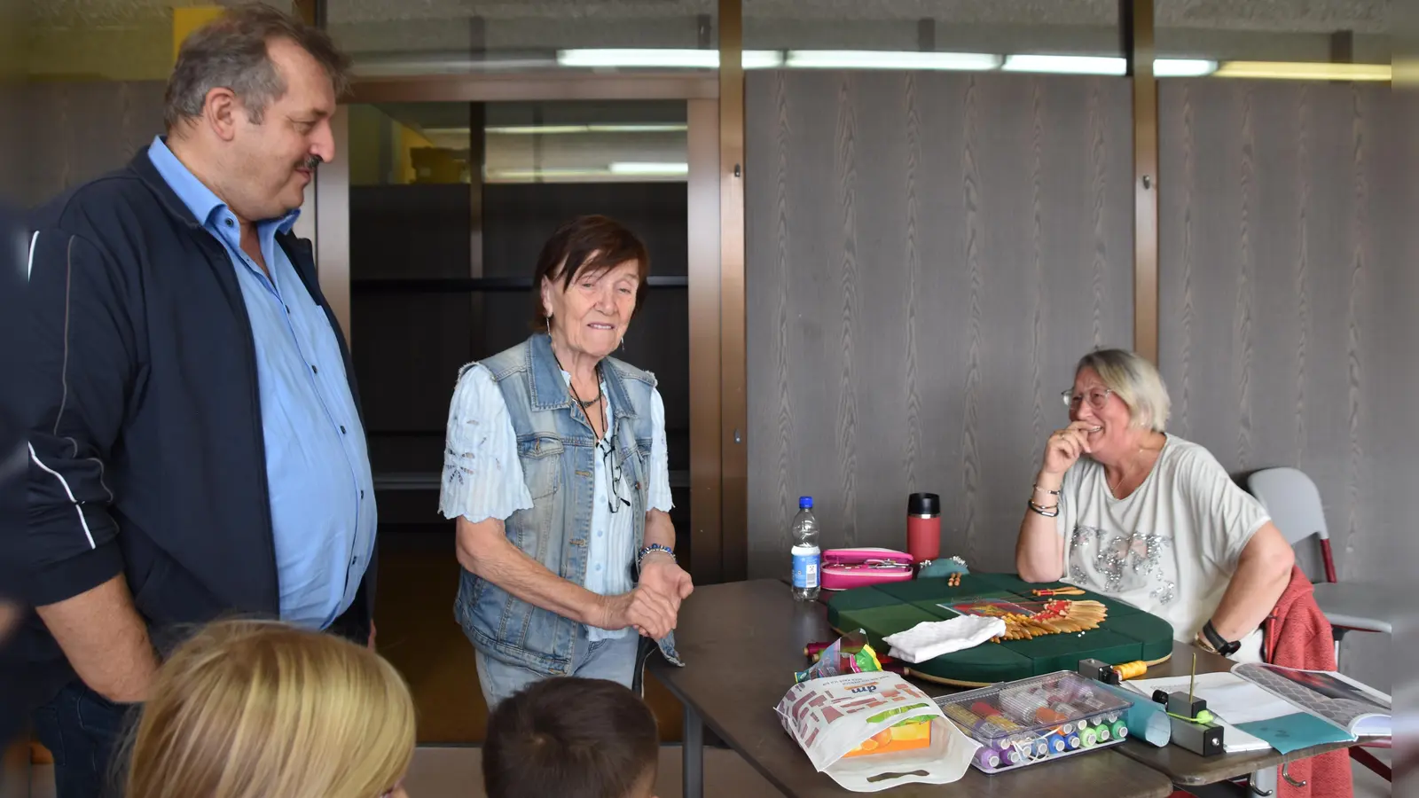 Im Gespräch: 1. Bürgermeister Reinhard Kreuzer mit José van Pamelen-Hagenaars (Mitte) und einer Kursteilnehmerin. (Bild: Nicole Rochelt)