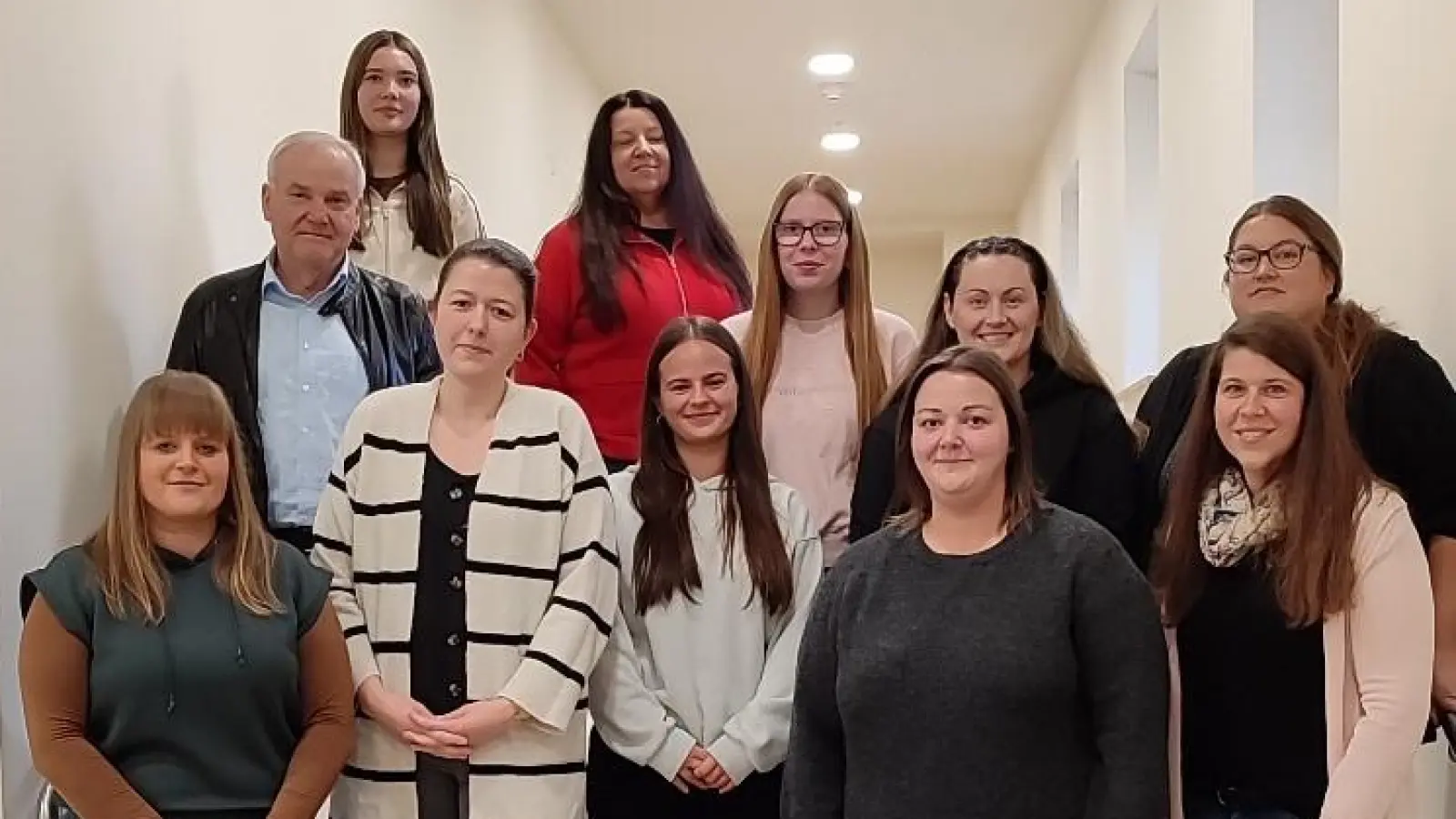 Mitglieder des Elternbeirates, Kindergartenpersonal mit Leiterin und Bürgermeister (Bild: Franziska Schroll)