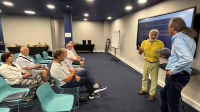 Einen sehr guten Austausch zu dem wichtigen Thema „Energiewende vor Ort“ gab es an diesem Abend im Energiekompetenzzentrum der Stadtwerke Amberg mit der Vorstands-Delegation der Aktionsgemeinschaft Wagrain Ammersricht. 2. Reihe: Gabi und Helmut Fritz. Vordere Reihe von links: Heinz Meinl, Alfons Wanninger, Klaus Mirz, Horst Kraus, Manfred Lehner und Martin Malitzke, Referent, Prokurist und technischer Leiter der Stadtwerke Amberg. (Foto: Karoline Gajeck-Scheuck)