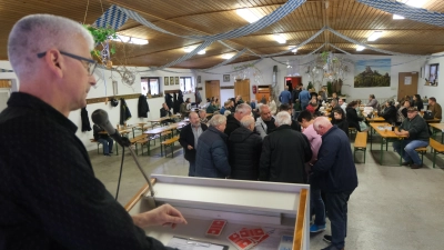 Wenn auch nicht so kräftig, doch überaus zufrieden war Karl Kraus (am Rednerpult) mit dem Verlauf des Oktoberfestes. (Bild: Fred Lehner)