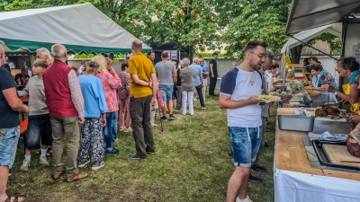 Schlange standen die Gäste und Besucher zum Mittagessen bei leckerem Braten und Salaten. (Bild: Reinhard Kreuzer)