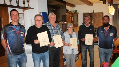 Bei der Hauptversammlung des Spielvereinigungs-Förderkreises wurden auch langjährige Mitglieder geehrt. Zweiter bis Sechster von links: Helmut Weiß (30 Jahre, neben Leitungskreismitglied Bertram Strobl), Albert Lober, Inge Achatz, Helmut Schäffler (je 25 Jahre). Rechts Vorsitzender Matthias Lang. (Bild: Bernhard Piegsa)