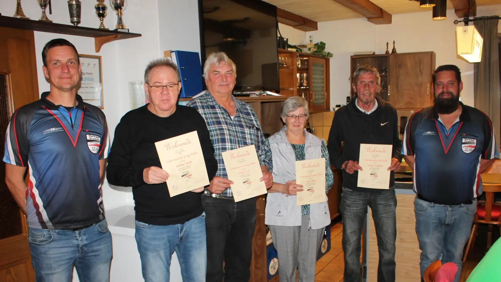 Bei der Hauptversammlung des Spielvereinigungs-Förderkreises wurden auch langjährige Mitglieder geehrt. Zweiter bis Sechster von links: Helmut Weiß (30 Jahre, neben Leitungskreismitglied Bertram Strobl), Albert Lober, Inge Achatz, Helmut Schäffler (je 25 Jahre). Rechts Vorsitzender Matthias Lang. (Bild: Bernhard Piegsa)