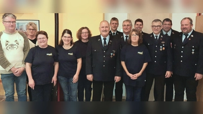 Ehrungen für langjährige Mitgliedschaft bei der FF Aschach. (v.links) Michael Reindl, Hanna Regina Uber-Diem, Karin Scharl, Gabi Rembold, Martina Stiegler, Andreas Schäffer, Vorsitzender Robert Heldmann, Klaus Püschl, Monika Hiller, KBM Dominik Ernst, Matthias Singer, Kommandant Norbert Hiller, 3. Bgmstr. Christian Drexler (Bild: Alfred Schorner)