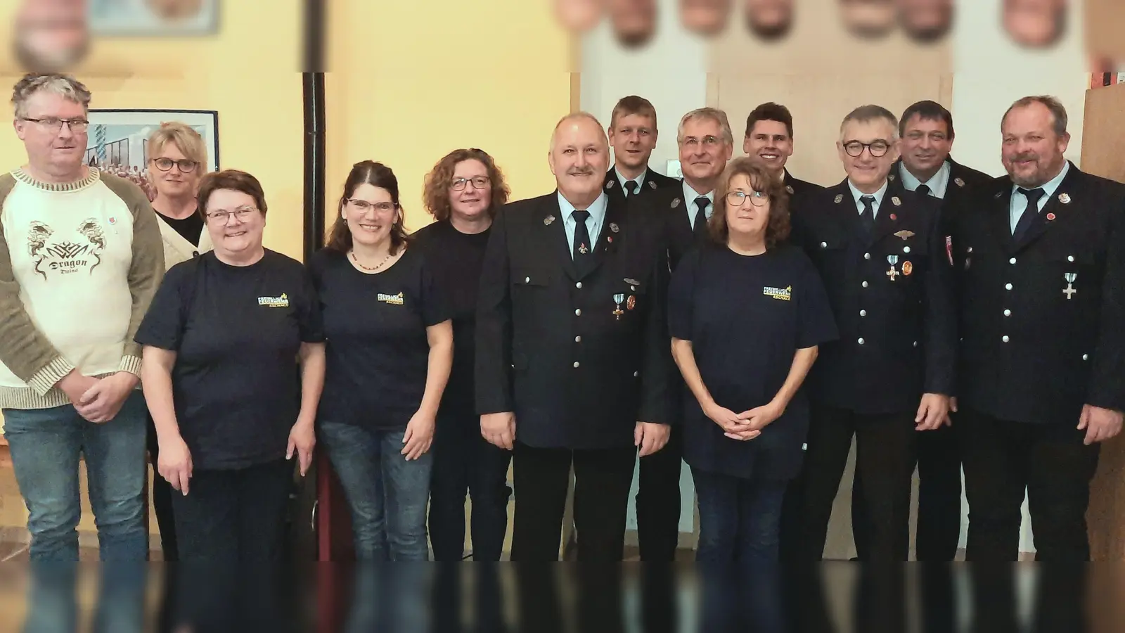 Ehrungen für langjährige Mitgliedschaft bei der FF Aschach. (v.links) Michael Reindl, Hanna Regina Uber-Diem, Karin Scharl, Gabi Rembold, Martina Stiegler, Andreas Schäffer, Vorsitzender Robert Heldmann, Klaus Püschl, Monika Hiller, KBM Dominik Ernst, Matthias Singer, Kommandant Norbert Hiller, 3. Bgmstr. Christian Drexler (Bild: Alfred Schorner)