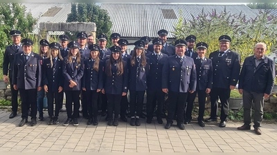 Im Bild: Sophie Bäumler (Bronze), Michael Fichtner (Silber), Matthias Gleißner (Gold-Blau), Jasmin Hösl (Gold-Grün), Bernhard Huster (Bronze), Felix Käß (Gold-Blau), Franziska Käß (Gold-Grün), Martin Käß (Gold-Grün), Matthias Käß (Gold-Rot), Antonia Kick (Silber), Julia Kick (Gold), Lukas Kick (Bronze), Pia Scharf (Bronze), Matthias Wächter (Gold-Grün), Maximilian Würth (Gold); Feuerwehr Reuth: Noah Bader (Bronze), Fabian Jahn (Bronze), Stefan Seiffert (Gold-Rot) mit den Schiedsrichtern, Ausbildern und Bgm. Werner Prucker. (Bild: Werner Prucker)