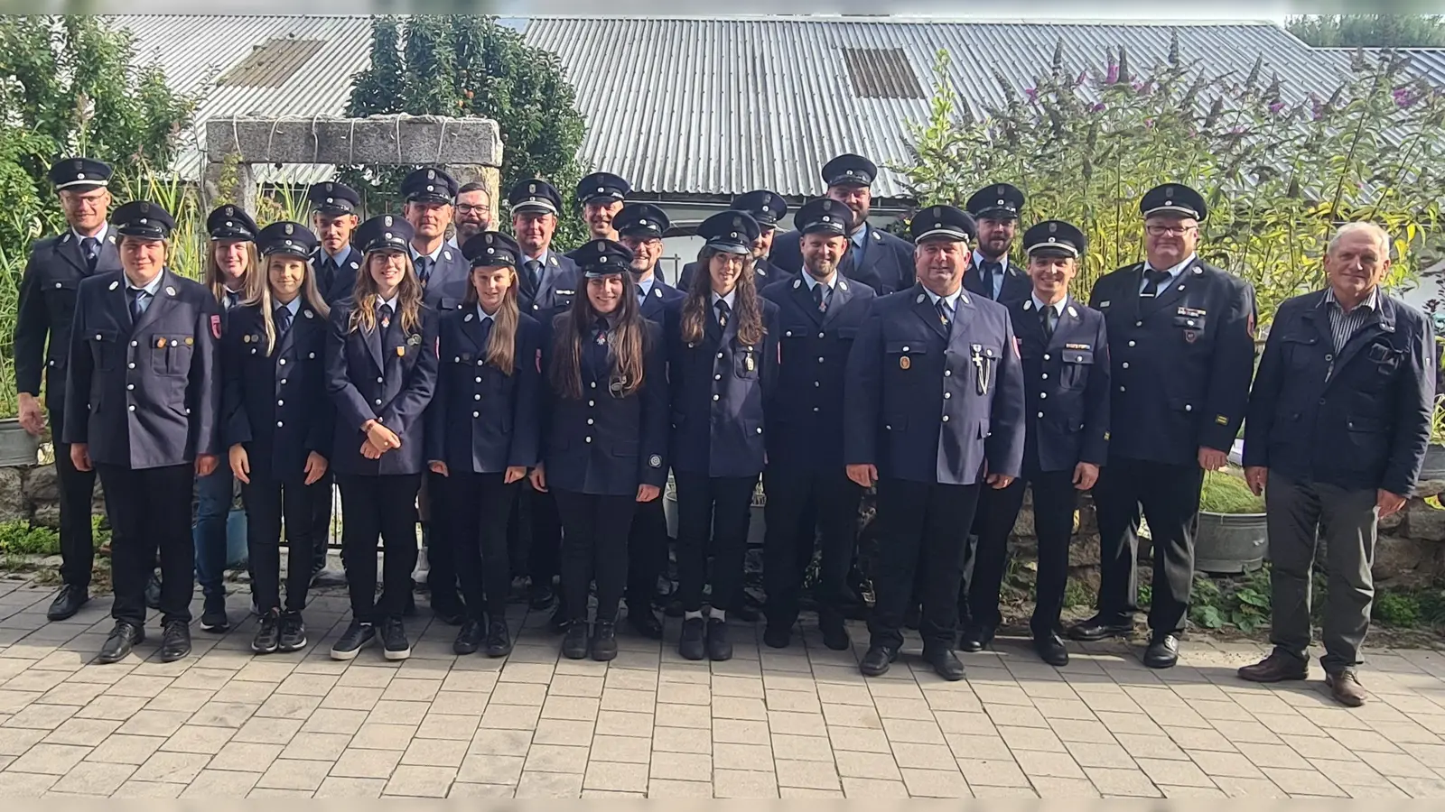 Im Bild: Sophie Bäumler (Bronze), Michael Fichtner (Silber), Matthias Gleißner (Gold-Blau), Jasmin Hösl (Gold-Grün), Bernhard Huster (Bronze), Felix Käß (Gold-Blau), Franziska Käß (Gold-Grün), Martin Käß (Gold-Grün), Matthias Käß (Gold-Rot), Antonia Kick (Silber), Julia Kick (Gold), Lukas Kick (Bronze), Pia Scharf (Bronze), Matthias Wächter (Gold-Grün), Maximilian Würth (Gold); Feuerwehr Reuth: Noah Bader (Bronze), Fabian Jahn (Bronze), Stefan Seiffert (Gold-Rot) mit den Schiedsrichtern, Ausbildern und Bgm. Werner Prucker. (Bild: Werner Prucker)
