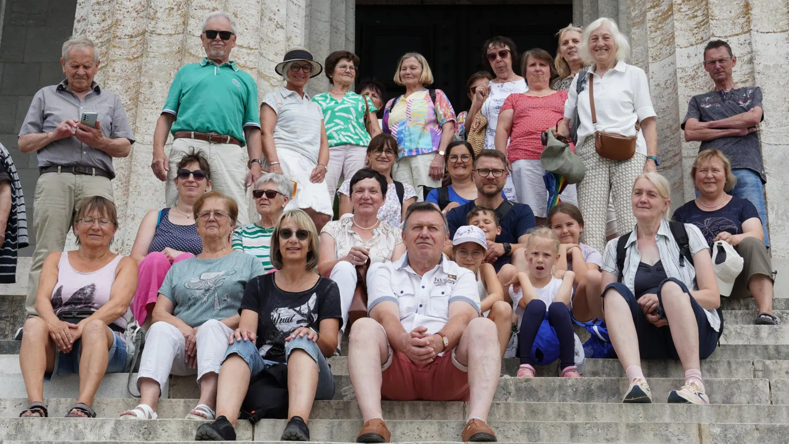 Gruppenfoto auf den Stufen der Walhalla  (Bild: Artur Lindner)