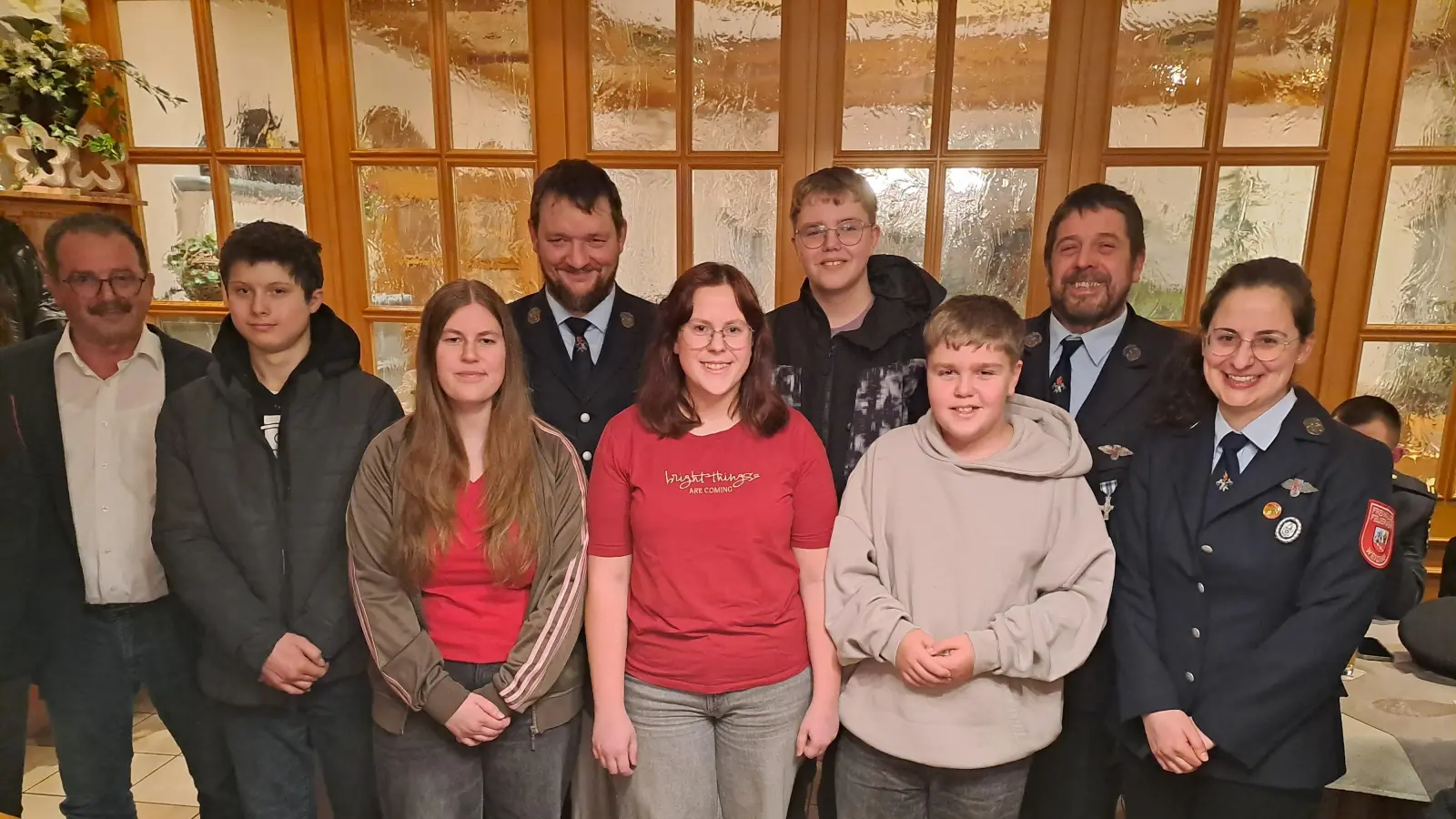 Jugendwartin Annalena Zilk, die Kommandanten Andreas Ferstl und Daniel Bronold sowie Bürgermeister Manfred Dirscherl gratulieren den anwesenden Jugendlichen und überreichen ihre erworbenen Abzeichen.  (Bild: Monika Ferstl)