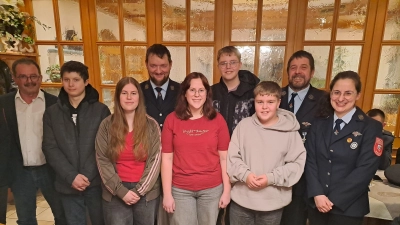 Jugendwartin Annalena Zilk, die Kommandanten Andreas Ferstl und Daniel Bronold sowie Bürgermeister Manfred Dirscherl gratulieren den anwesenden Jugendlichen und überreichen ihre erworbenen Abzeichen.  (Bild: Monika Ferstl)