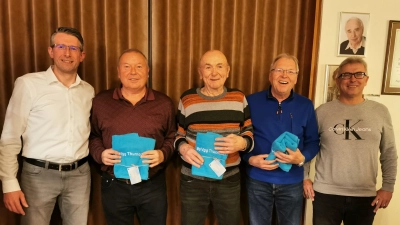 Benno Dahl, Reinhold Oberst, Gerhard Dettenhöfer flankiert von den beiden Vorständen. (Bild: Herbert Ziegler)