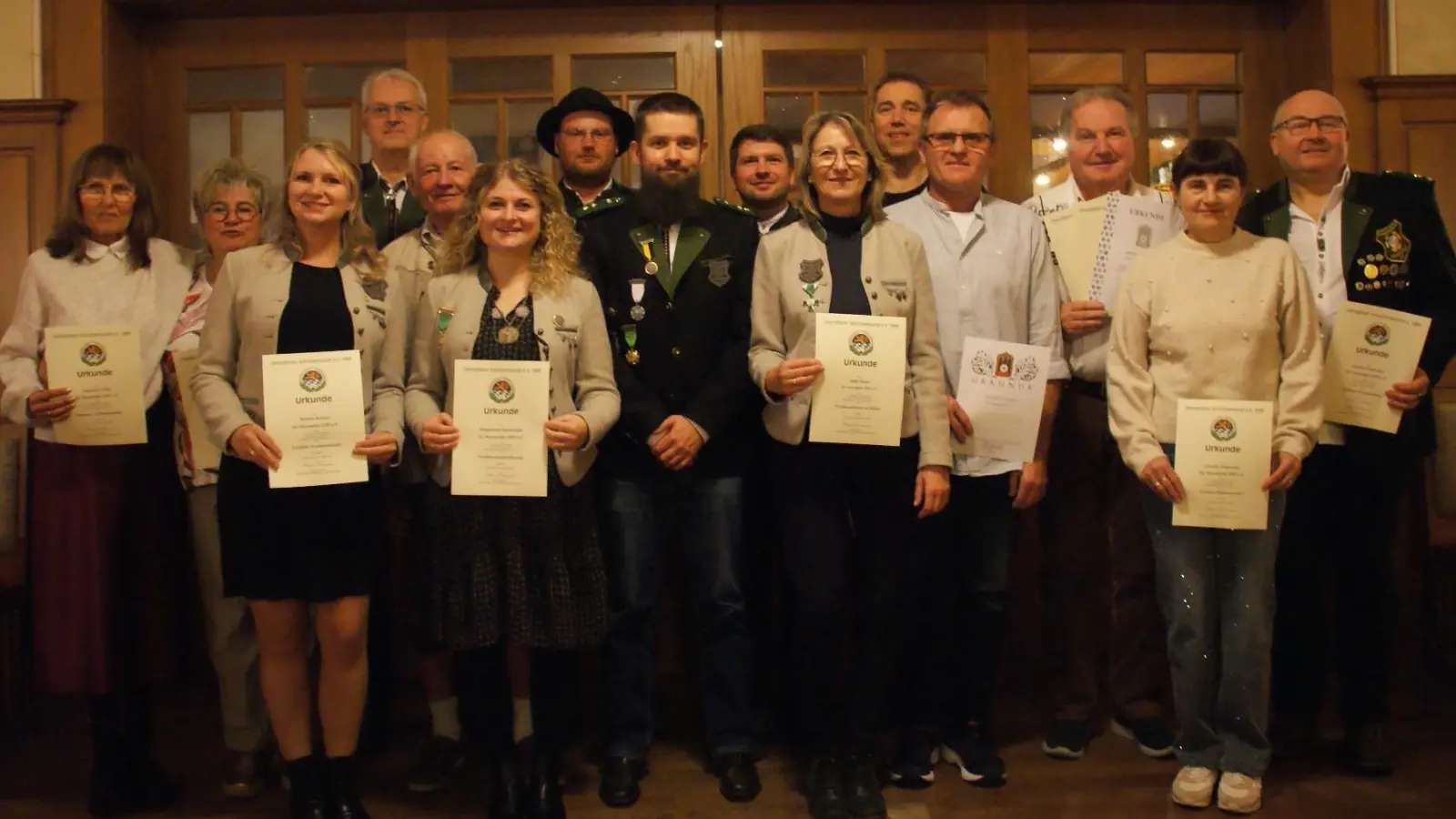 Das Bild zeigt die Geehrten, von links nach rechts: Gabriele Gilch, Christine Sennfelder, Bettina Kellner, Wolfgang Gilch, Rudi Neumann, Johannes Hierl, Raimund Riess, Tomas Rosenblatt, Jutta Hierl, Hubert Schwab, Albert Hierl, Johann Götz, Claudia Schneider, Joachim Schneider.  (Bild: Peter Domanits )