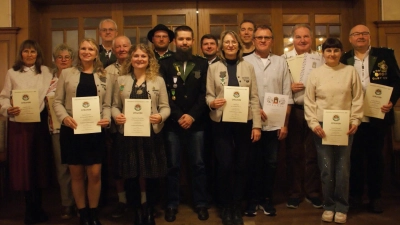Das Bild zeigt die Geehrten, von links nach rechts: Gabriele Gilch, Christine Sennfelder, Bettina Kellner, Wolfgang Gilch, Rudi Neumann, Johannes Hierl, Raimund Riess, Tomas Rosenblatt, Jutta Hierl, Hubert Schwab, Albert Hierl, Johann Götz, Claudia Schneider, Joachim Schneider.  (Bild: Peter Domanits )