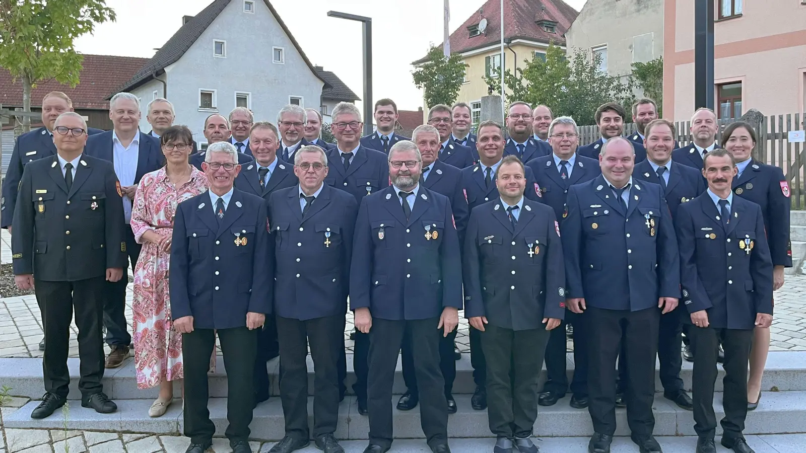 Silber, Gold und Sonderehrenzeichen für verdiente Floriansjünger! Es gratulierten Landrat Richard Reisinger, Bürgermeisterin Birgit Barth und die Feuerwehr-Führungskräfte um Kreisbrandrat Christof Strobl. (Bild: Martina Beierl)
