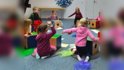 Bei der musikalischen Früherziehung von Abenteuer Kultur e. V. entdecken Kinder spielerisch Rhythmus, Bewegung und Klänge. Mit Tüchern, Instrumenten und gemeinsamen Spielen werden Musikalität, Kreativität und Freude an der Musik gefördert. (Bild: Jessica Müller)