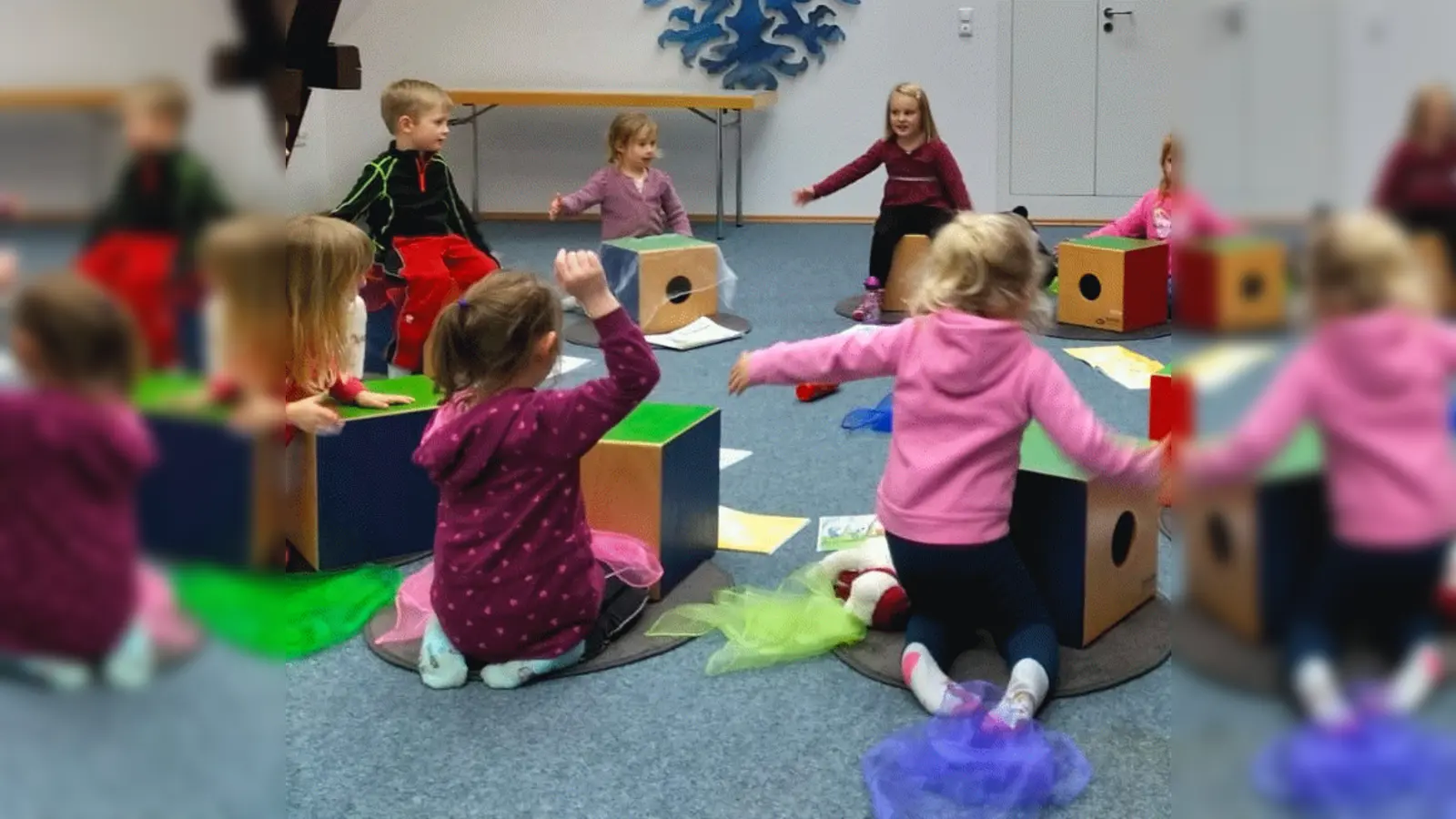 Bei der musikalischen Früherziehung von Abenteuer Kultur e. V. entdecken Kinder spielerisch Rhythmus, Bewegung und Klänge. Mit Tüchern, Instrumenten und gemeinsamen Spielen werden Musikalität, Kreativität und Freude an der Musik gefördert. (Bild: Jessica Müller)