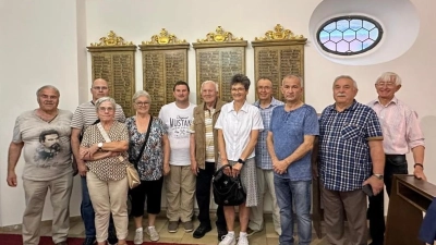 Die Mitglieder der Soldatenkameradschaft 1873 Neustadt stehen vor den Gedenktafeln in der Loretto-Kapelle. (Bild: Jasmin Heinrich)