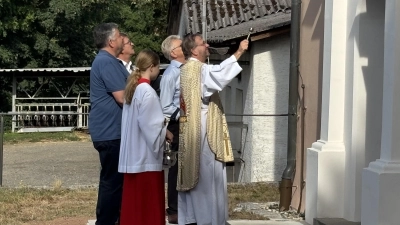 Viel Zeit ließ sich Pfarrer Thomas Stohldreier bei der Segnung der frisch renovierten St. Georgskirche in Enzenrieth. (Bild: Kerstin Kiener)
