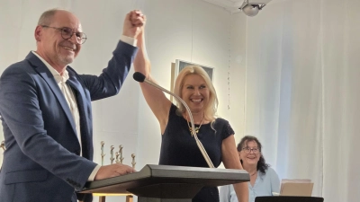 Gut gemacht: Der neue Tirschenreuther Bürgermeister Hans-Peter Schärl eröffnete gut gelaunt und sichtlich mit Freude gemeinsam mit der KV-Vorsitzenden Petra Schicker die diesjährige Jahresaussetellung der Tirschenreuther Künstlerinnen und Künstler. Carol Bischoff (re.) unterhielt musikalisch.  (Bild: Ulla Britta Baumer)