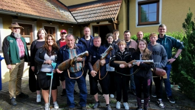 Die Schützengesellschaft Hubertus erklärte den Mitgliedern vom tschechischen Schützenverein den Brauch mit dem Böllerschießen. (Bild: Karl Ziegler)
