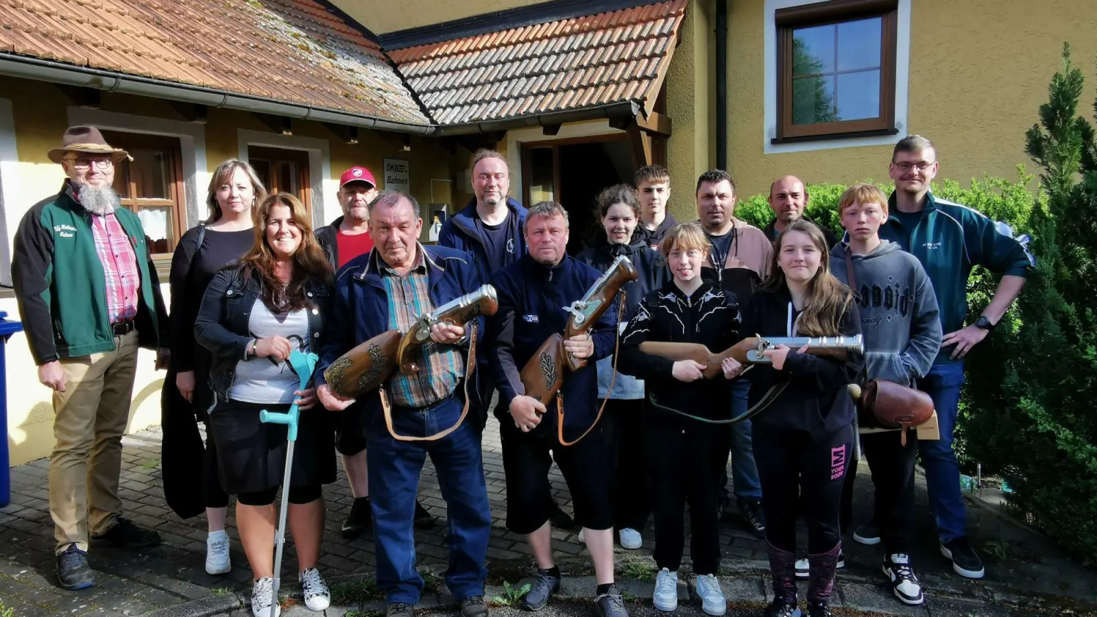 Die Schützengesellschaft Hubertus erklärte den Mitgliedern vom tschechischen Schützenverein den Brauch mit dem Böllerschießen. (Bild: Karl Ziegler)