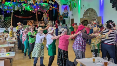 Eine Polonaise führte die Senioren durch den als Garten dekorierten Saal des Jugendwerkes (Bild: Maria Ringlstetter)