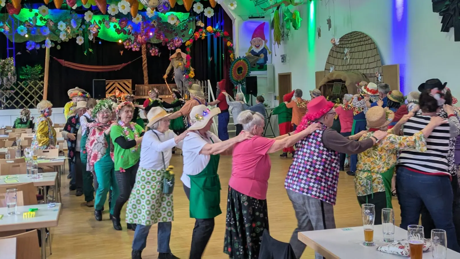 Eine Polonaise führte die Senioren durch den als Garten dekorierten Saal des Jugendwerkes (Bild: Maria Ringlstetter)