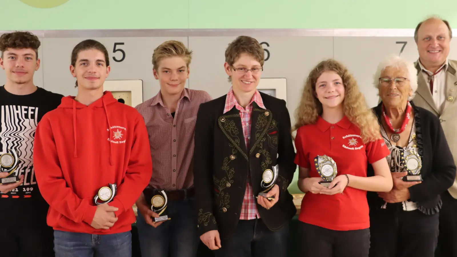 Der Schützenverein Edelweiß Siegritz ehrte sechs Starter, die den Verein bei den Deutschen Meisterschaften vertreten haben: Ludwig Denz (von links), Simon Denz, Julian Grundler, Kerstin Schmidt, Alexandra Denz und Siegrid Häupler mit Vorsitzendem Bernhard Wenning. (Bild: Schützenverein Siegritz/exb)