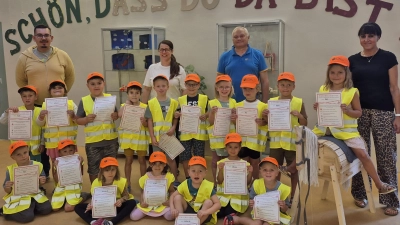 Von links: Hr. Kremer (Autohaus Selb), Kerstin Schröter (Projektleiterin), Hr.Zintl (Bayr. Forstbetrieb Waldsassen), Susi Fellner (Leitung des Kinderhauses) und Kinder des Kinderhauses als Bauleiterteam . (Bild: Susi Fellner)
