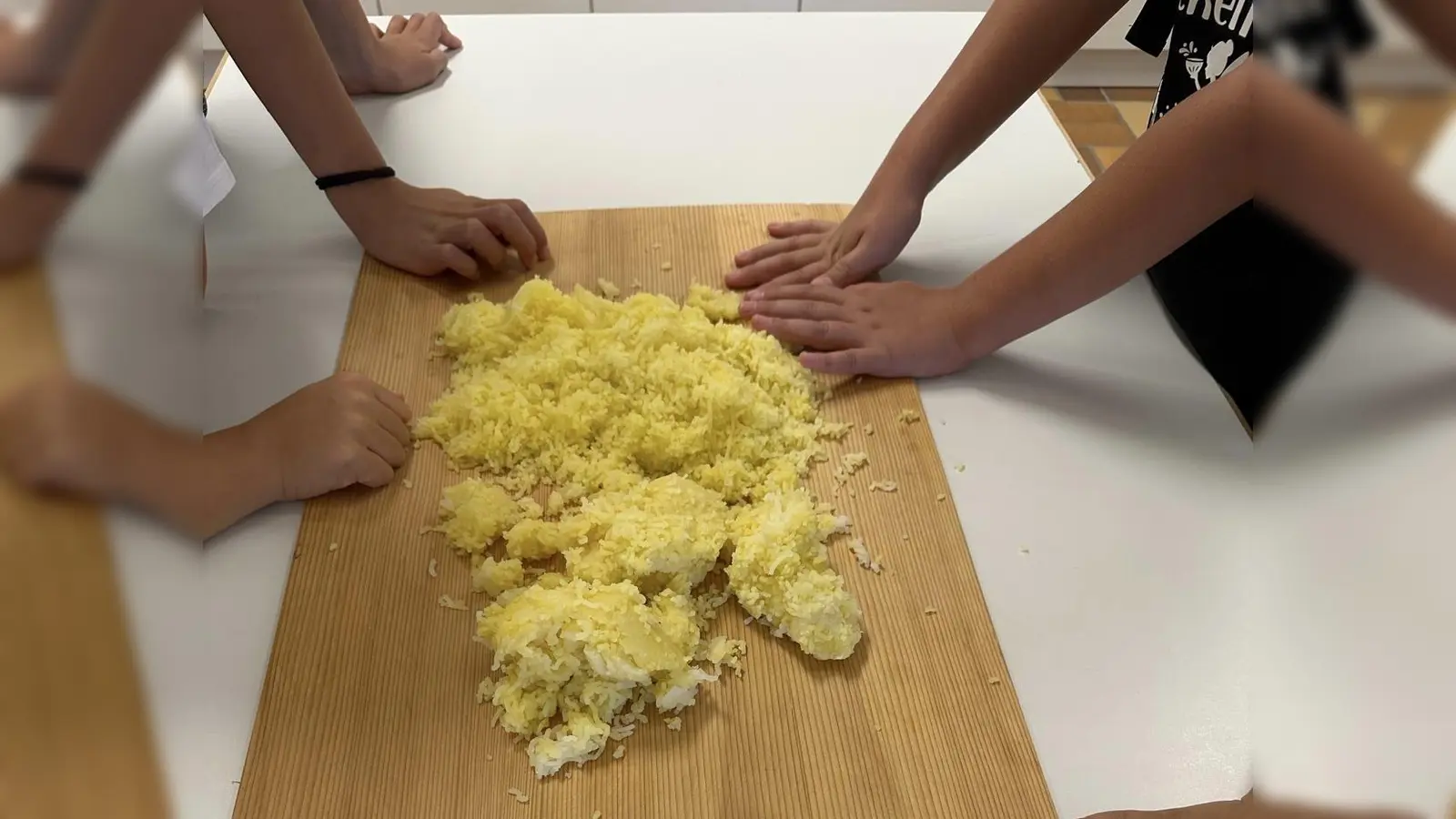aus gepressten Kartoffeln wird ein leckeres Essen (Bild: Cordula Strupf-Daub)