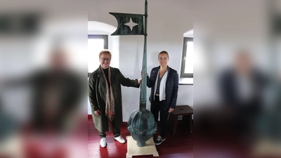 Cornelia Stahl (l.) und Christina Zapf (r.) im obersten Turmzimmer. Zwischen ihnen ist die dort ausgestellte alte Turmspitze zu sehen. (Bild: Mirko Streich)