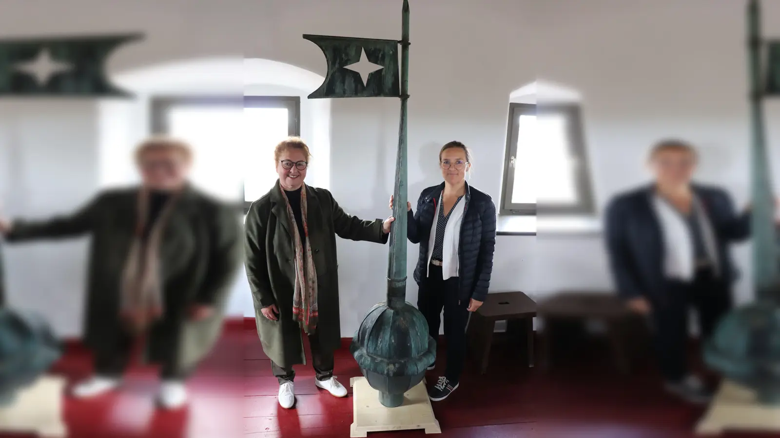 Cornelia Stahl (l.) und Christina Zapf (r.) im obersten Turmzimmer. Zwischen ihnen ist die dort ausgestellte alte Turmspitze zu sehen. (Bild: Mirko Streich)