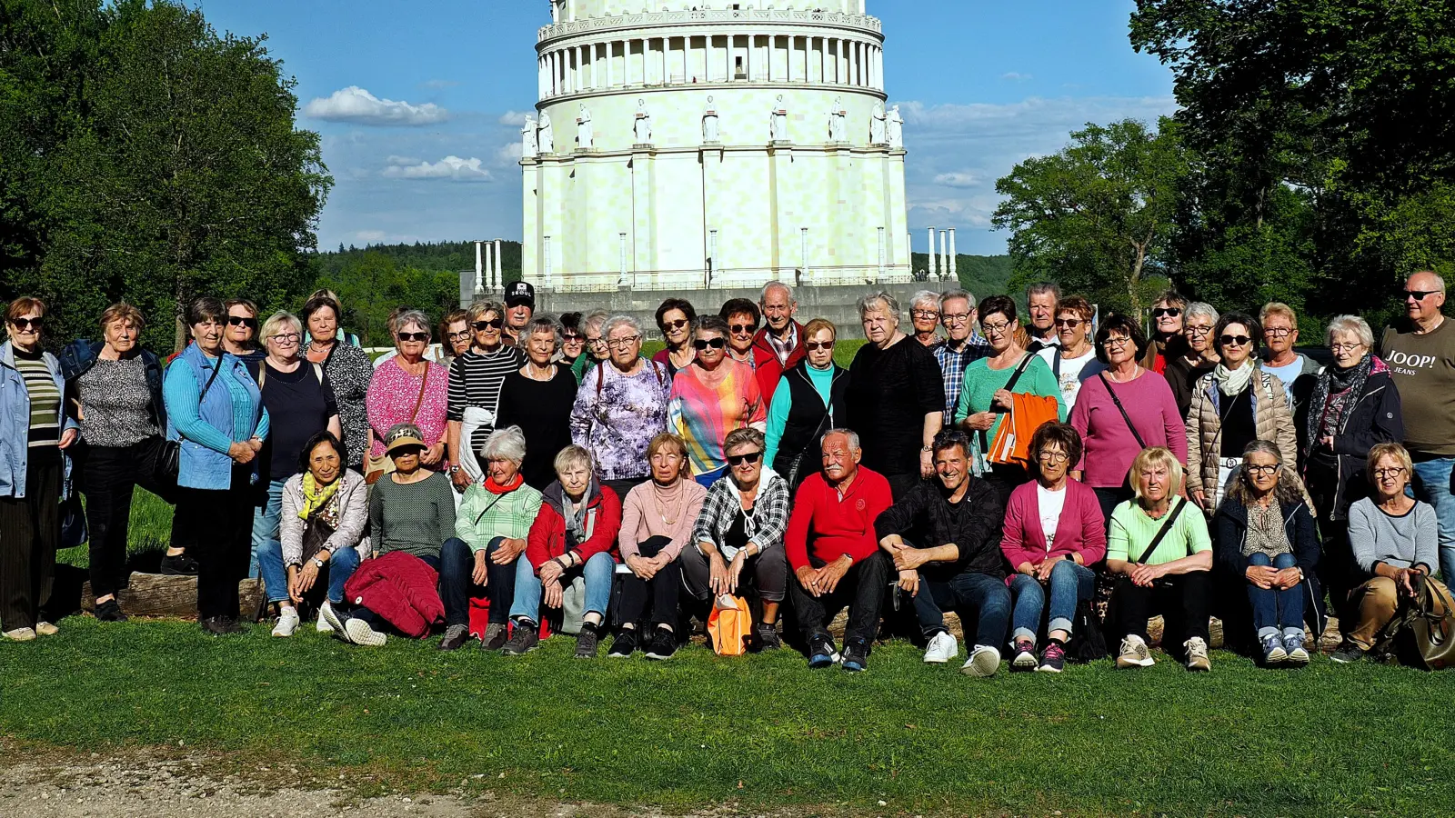 Ein erlebnisreicher Tag: Die BVS-Senioren genossen ihren Ausflug nach Kelheim, von der Schifffahrt über die Falknerei bis zur imposanten Befreiungshalle. (Bild: Reinhard Kreuzer)