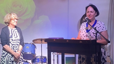 Die scheidende Inner Wheel Präsidentin Annett Kamm übergibt die Amtskette an die neue Präsidentin Sibille Petzold (Bild: Helena Heckrodt)