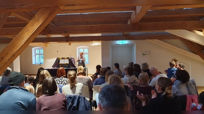 Die Kinder fiebern mit: Wird der Kasperl seine Geschenke bekommen? (Bild: Judith Schliermann)