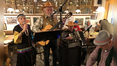 Für Stimmung und Frohsinn sorgten beim Schlichter Musikantenstammtisch unter anderem (v.li.) Gisela Pretsch, Josef Weiß, Hans Hufsky und Rainer Trummer als „Mia 3 zu viert“; im Hintergrund Patrick Luber und Alois Trettenbach von der Schlichter Rentnerband. (Bild: Christian Trummer)