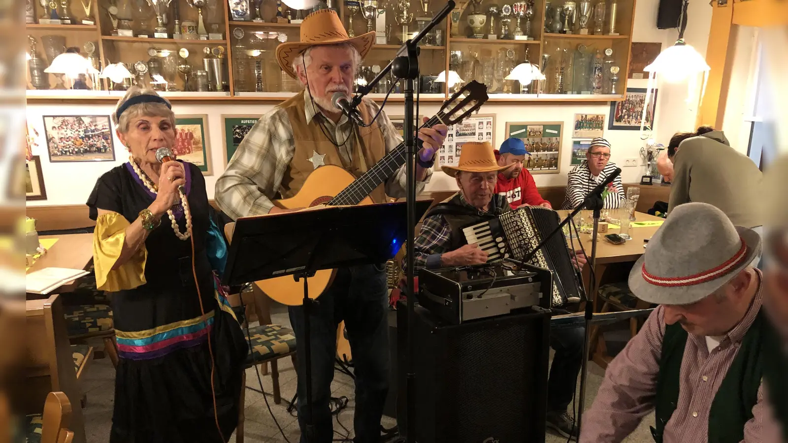 Für Stimmung und Frohsinn sorgten beim Schlichter Musikantenstammtisch unter anderem (v.li.) Gisela Pretsch, Josef Weiß, Hans Hufsky und Rainer Trummer als „Mia 3 zu viert“; im Hintergrund Patrick Luber und Alois Trettenbach von der Schlichter Rentnerband. (Bild: Christian Trummer)